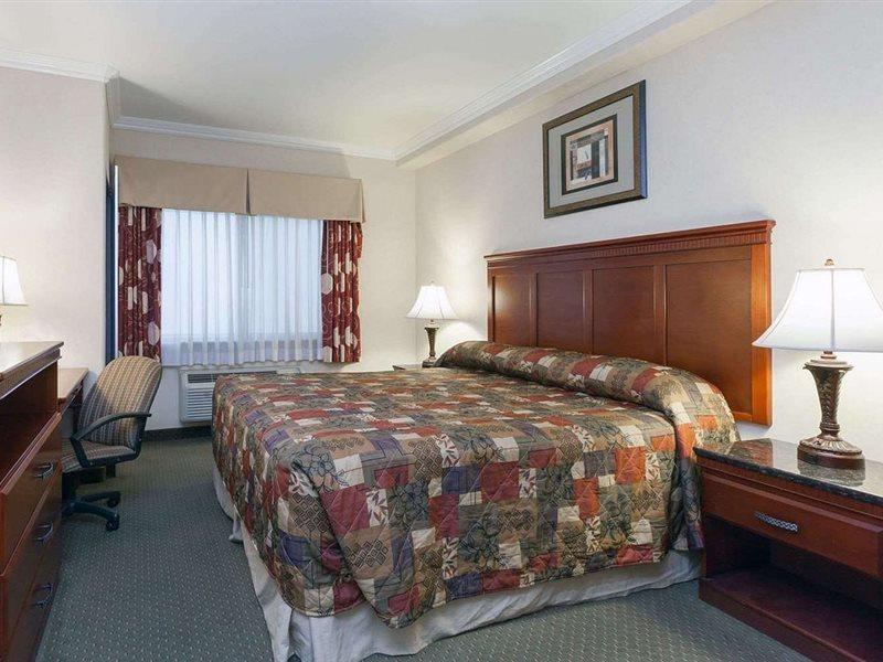Howard Johnson By Wyndham Bakersfield Extérieur photo