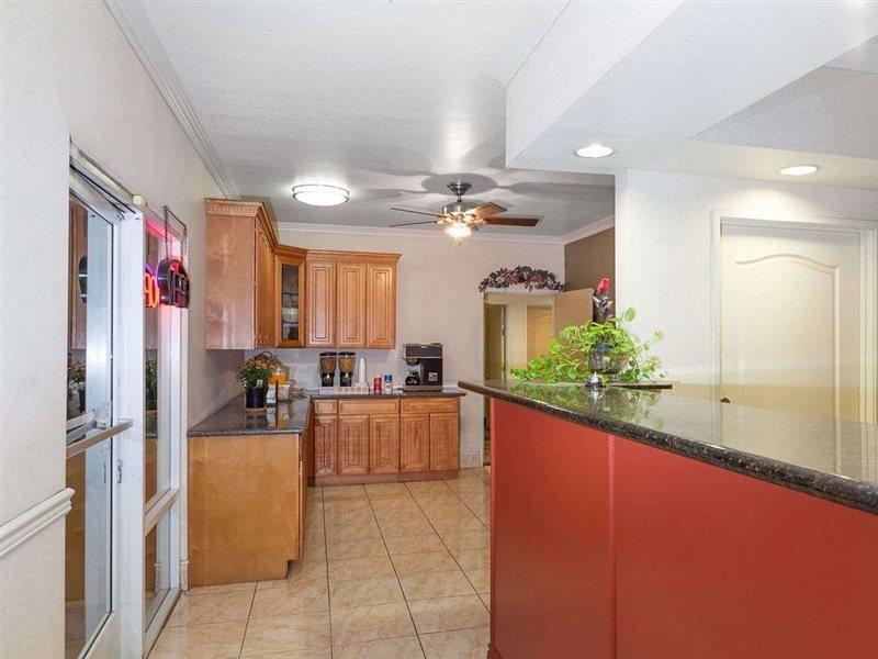 Howard Johnson By Wyndham Bakersfield Extérieur photo