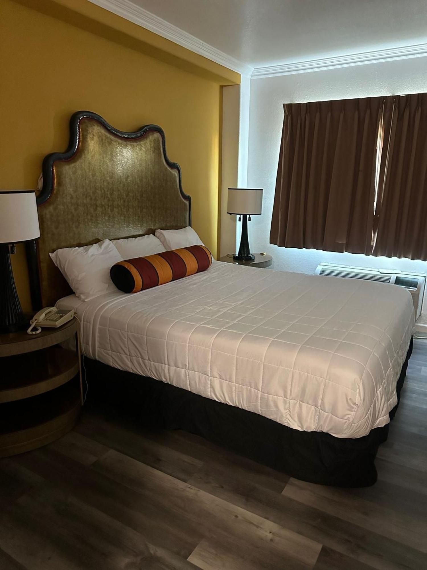 Howard Johnson By Wyndham Bakersfield Extérieur photo