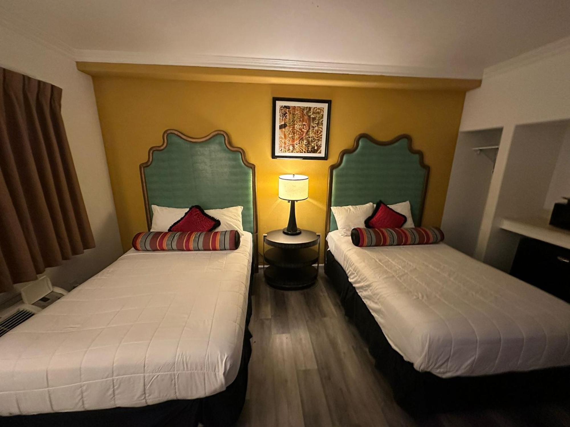 Howard Johnson By Wyndham Bakersfield Extérieur photo
