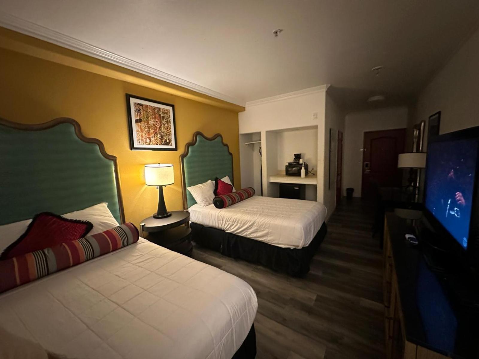 Howard Johnson By Wyndham Bakersfield Extérieur photo