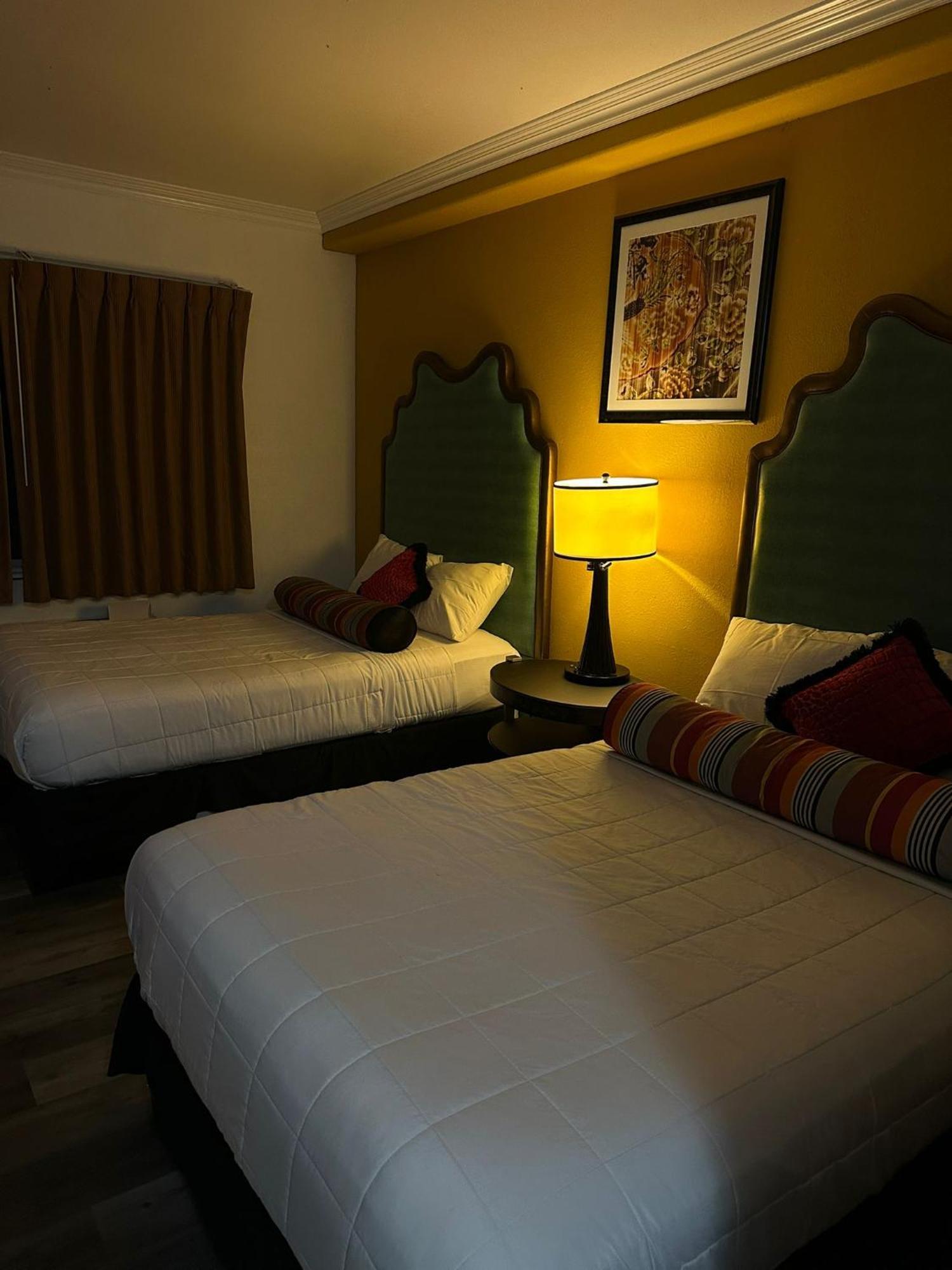 Howard Johnson By Wyndham Bakersfield Extérieur photo