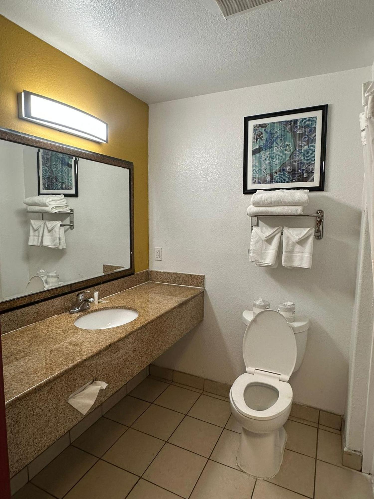 Howard Johnson By Wyndham Bakersfield Extérieur photo