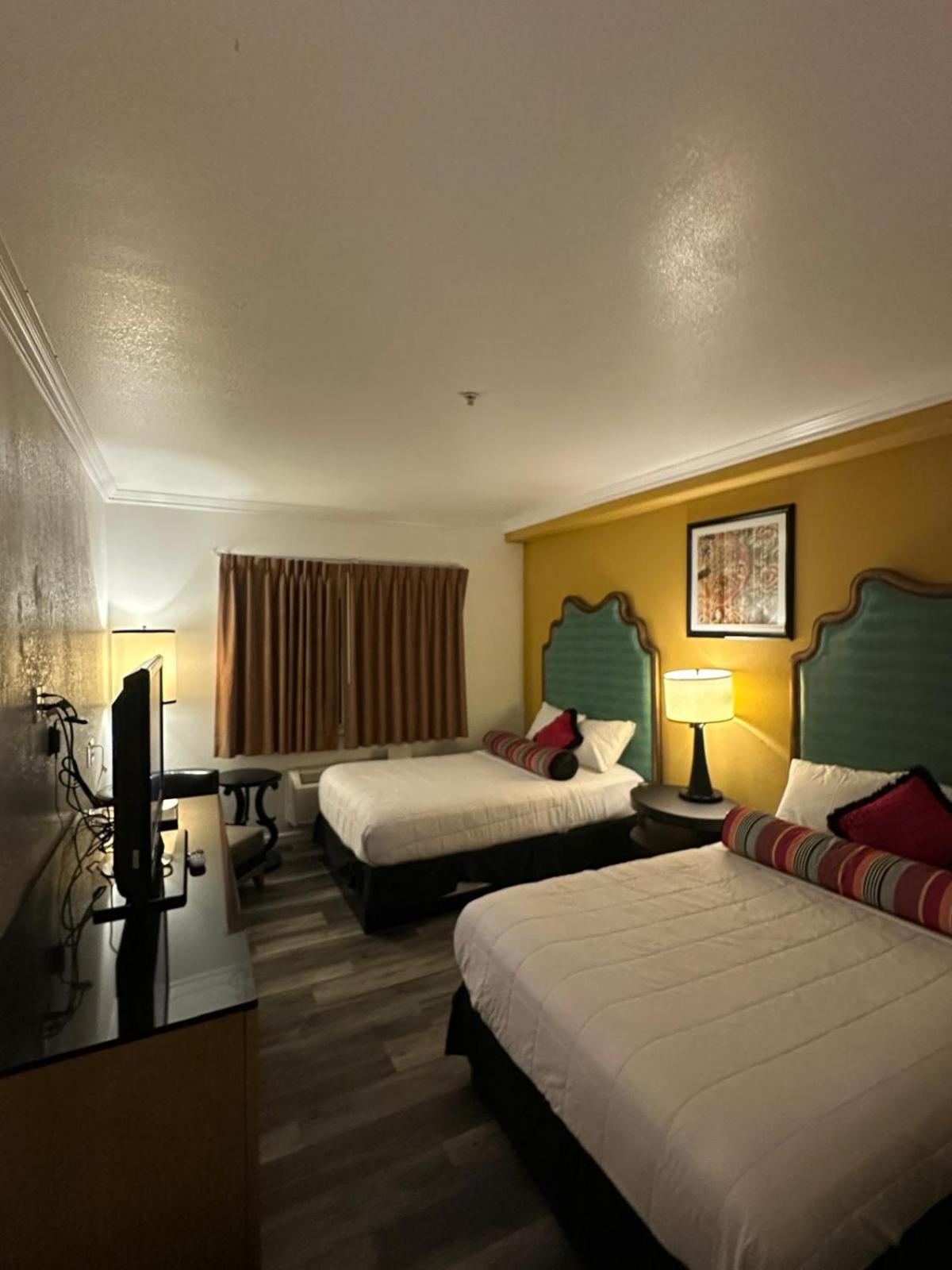 Howard Johnson By Wyndham Bakersfield Extérieur photo