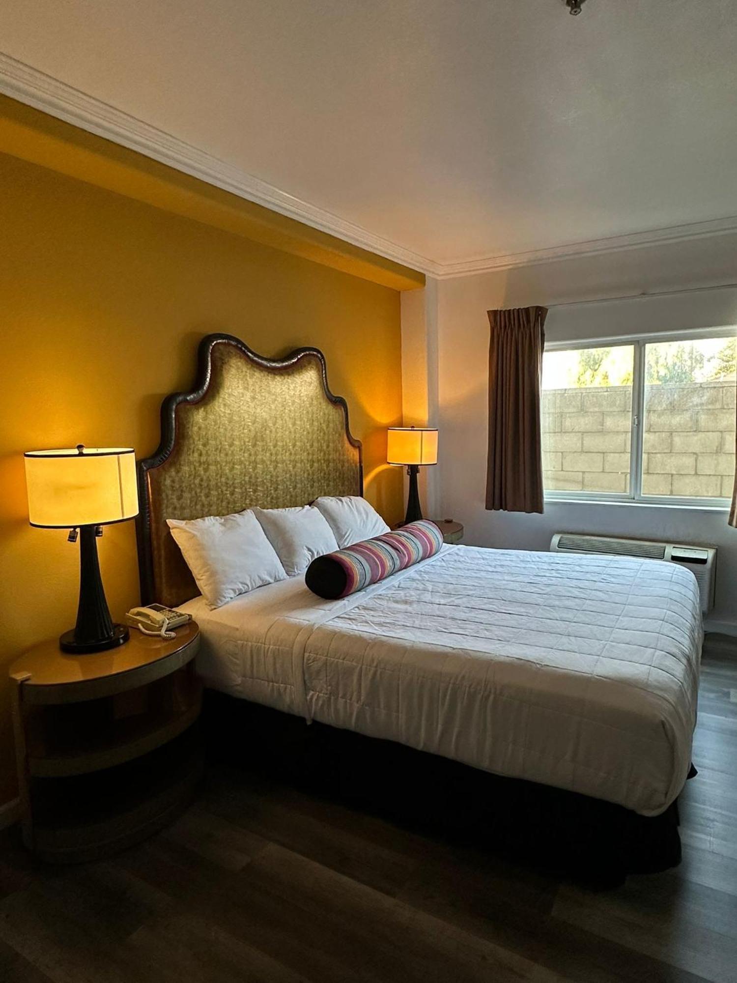 Howard Johnson By Wyndham Bakersfield Extérieur photo