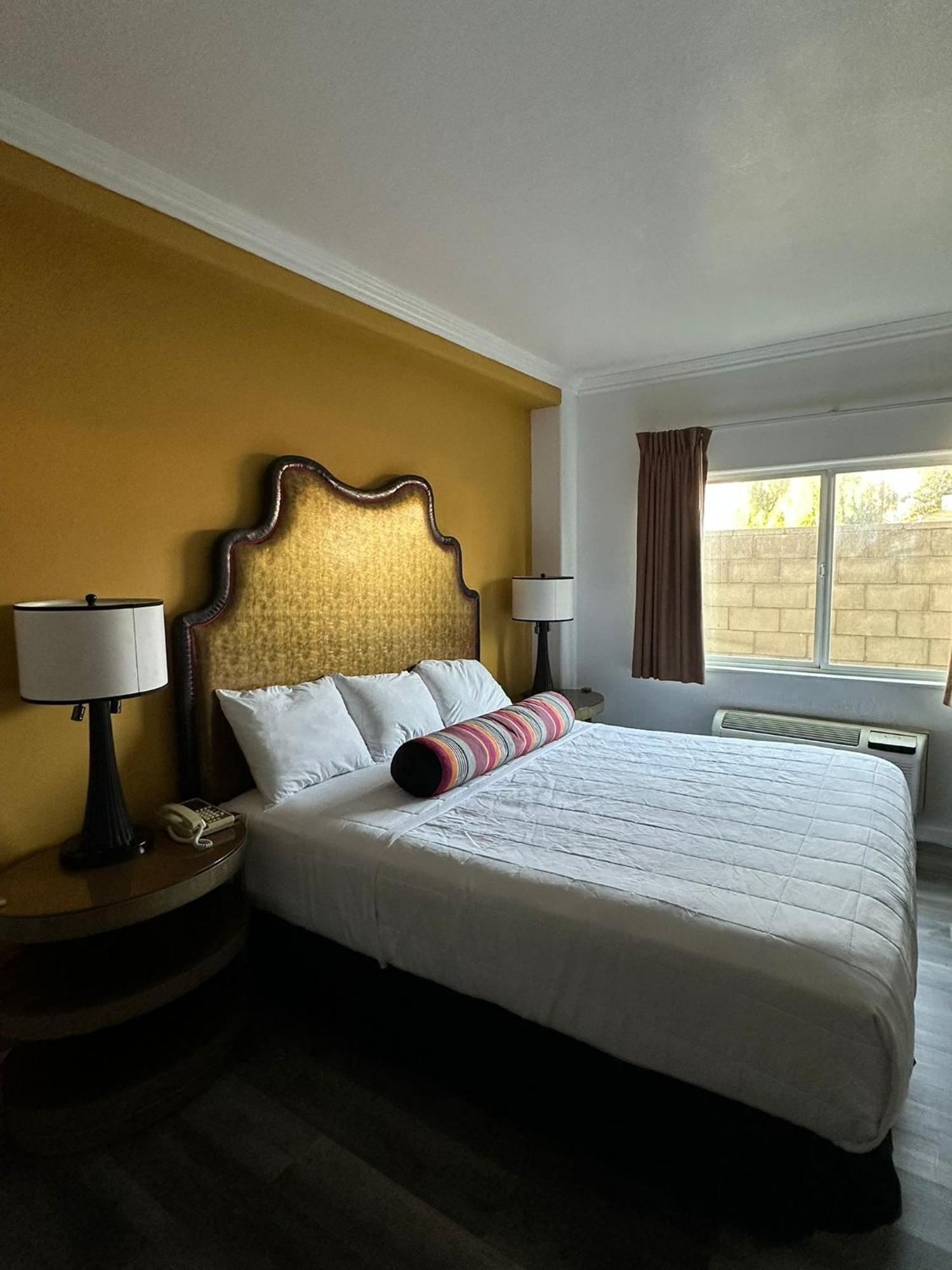 Howard Johnson By Wyndham Bakersfield Extérieur photo